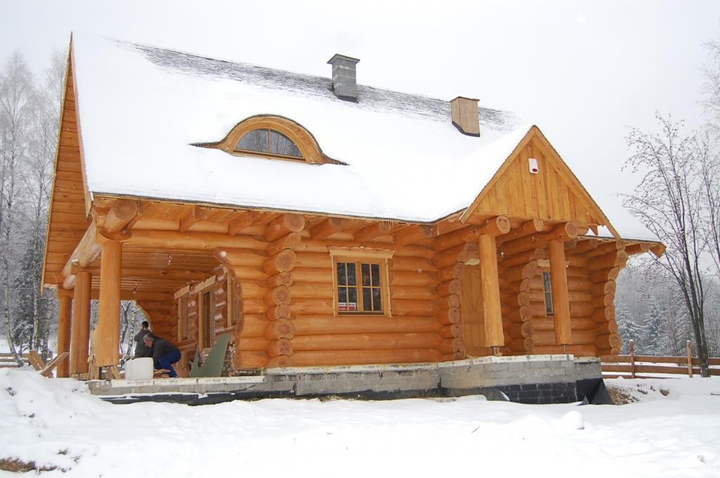Zimowy dom z bali