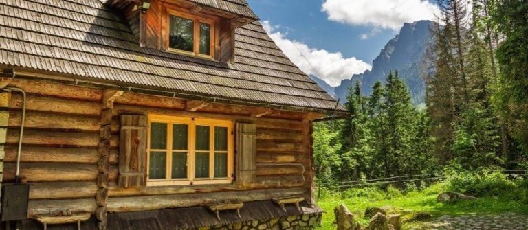 Pękające bale – powód do niepokoju czy naturalne piękno?