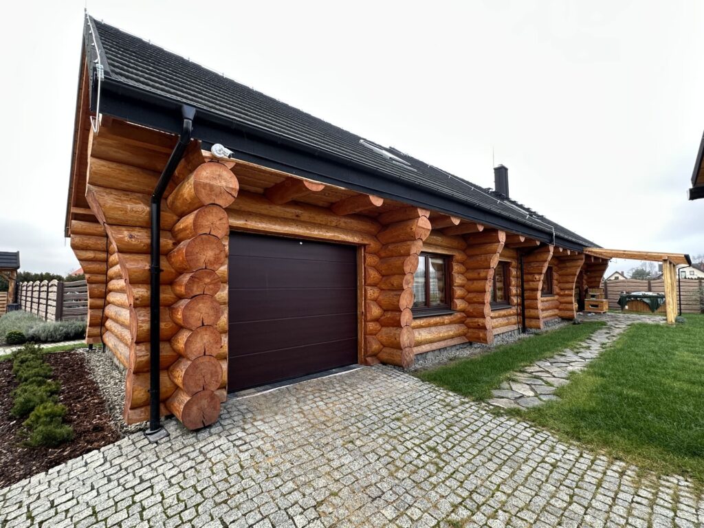 Domy z bali parterowe – funkcjonalność i natura w jednym