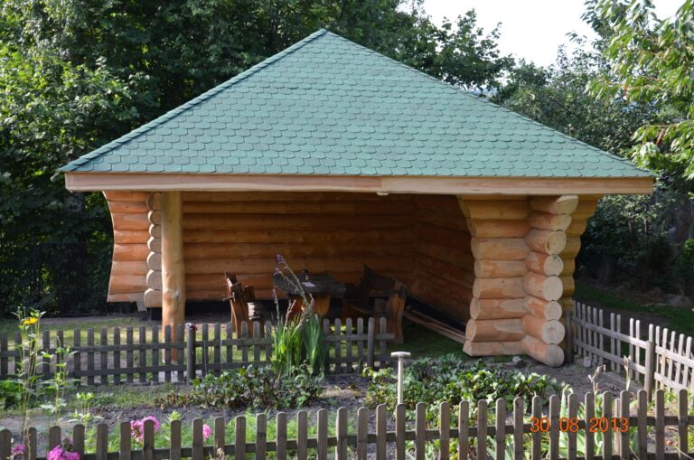 Wiaty z bali – trwałe zadaszenia, które porządkują przestrzeń i podnoszą wartość posesji