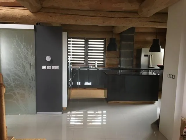 wnętrze domu z bali