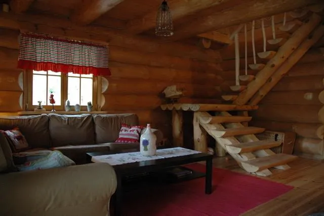 Michałowice (11) wnętrze domu z bali ze schodami